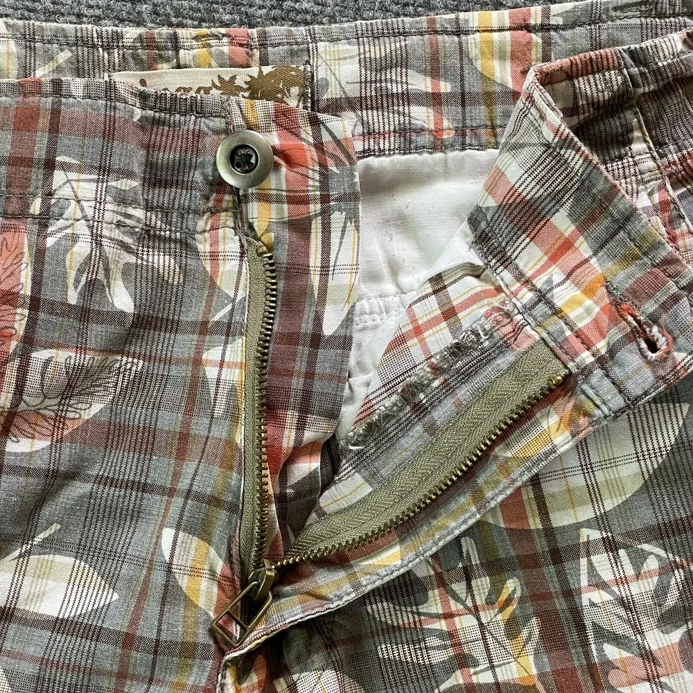 Plugg Shorts Mens 29 Floral Grey Plaid Cargo Relaxed Fit 11 Inch Beach Baggy Y2K